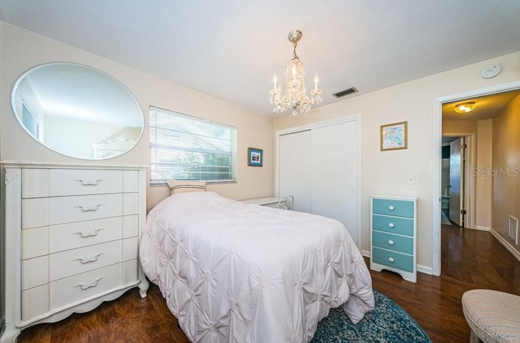 For Sale: $332,500 (2 beds, 1 baths, 1026 Square Feet)