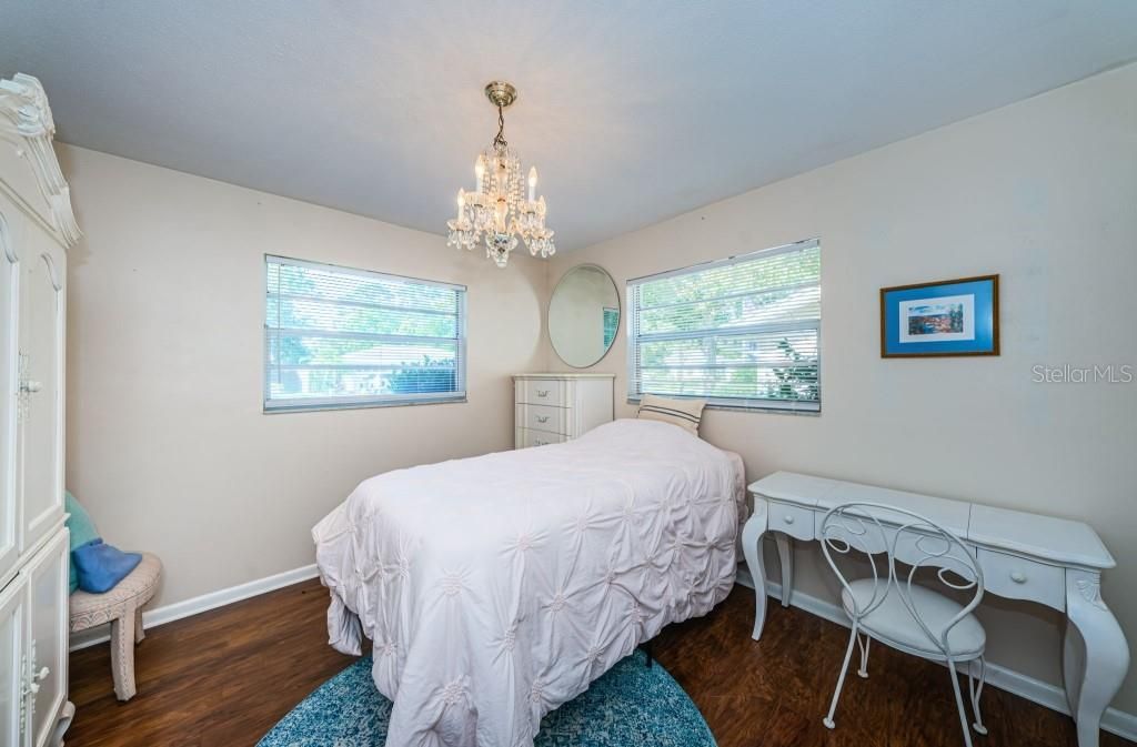 For Sale: $332,500 (2 beds, 1 baths, 1026 Square Feet)