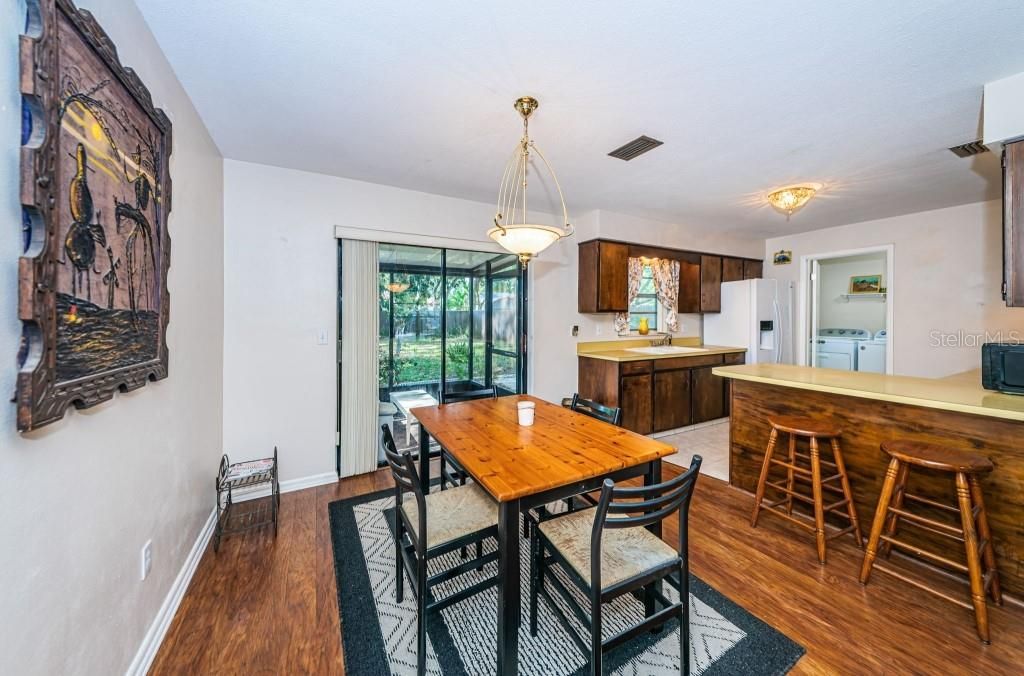 For Sale: $332,500 (2 beds, 1 baths, 1026 Square Feet)