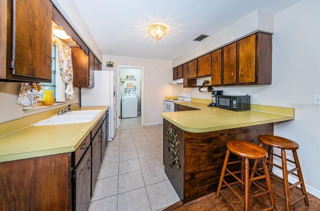 For Sale: $332,500 (2 beds, 1 baths, 1026 Square Feet)