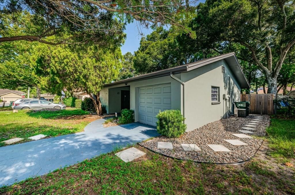 For Sale: $332,500 (2 beds, 1 baths, 1026 Square Feet)