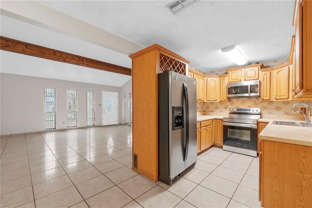 For Rent: $1,800 (2 beds, 1 baths, 1732 Square Feet)