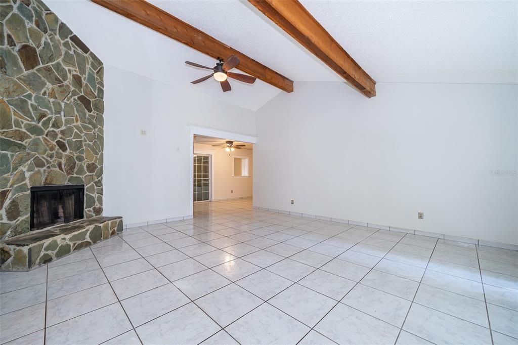 For Rent: $1,800 (2 beds, 1 baths, 1732 Square Feet)