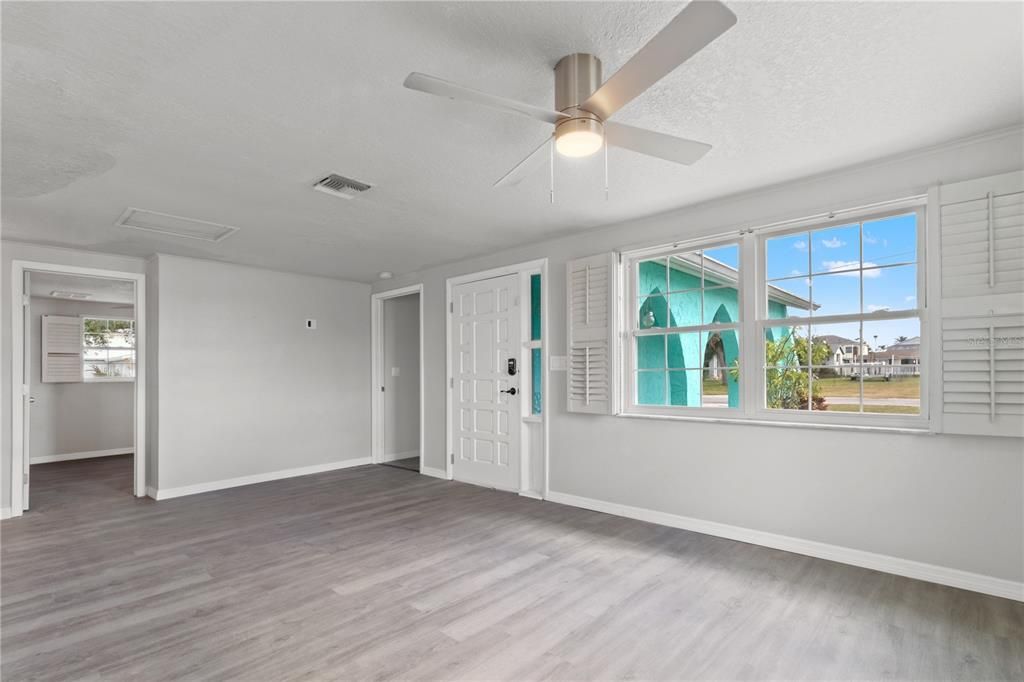 For Sale: $325,000 (3 beds, 2 baths, 1176 Square Feet)