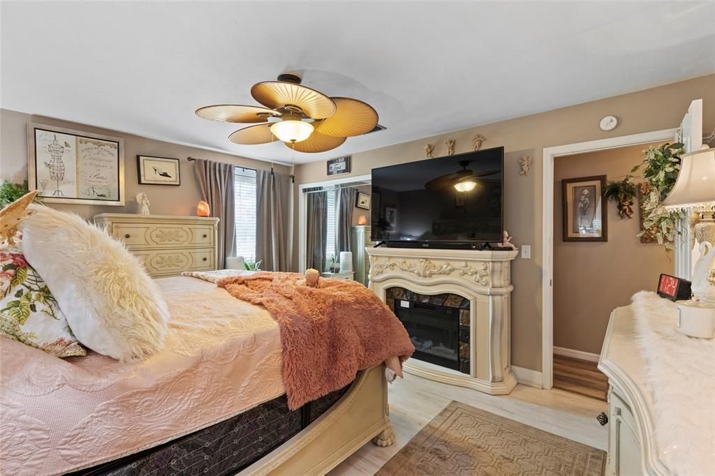 En Venta: $799,000 (4 camas, 4 baños, 4300 Pies cuadrados)