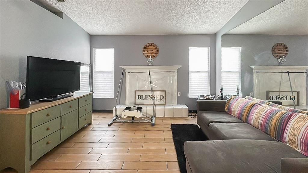 For Sale: $277,900 (3 beds, 3 baths, 1887 Square Feet)