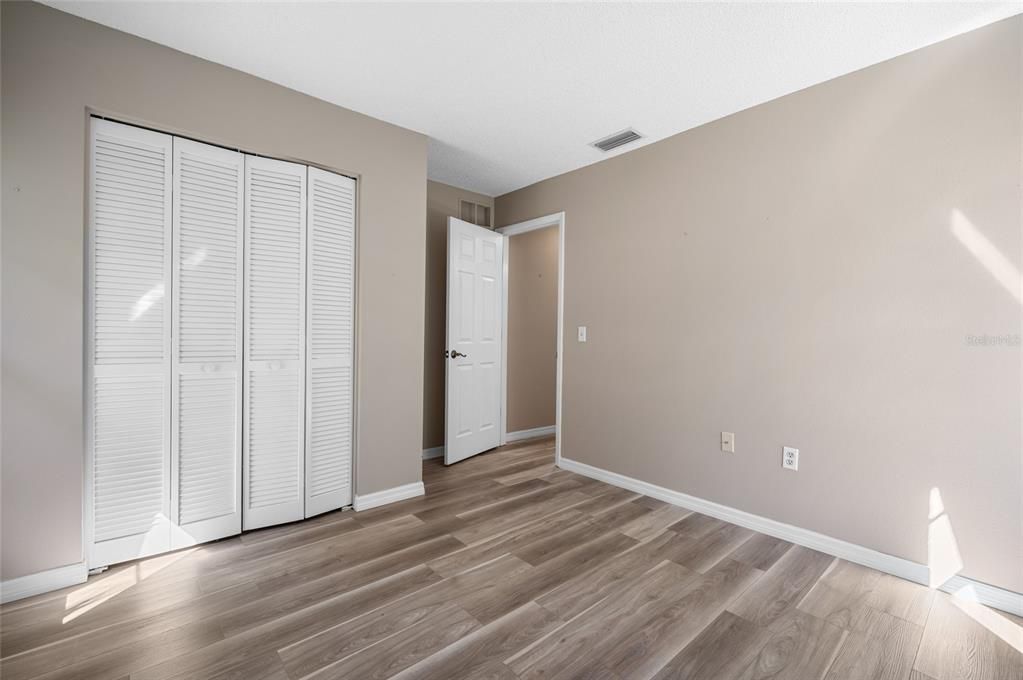 待售: $155,000 (2 贝兹, 1 浴室, 984 平方英尺)