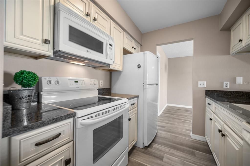 待售: $155,000 (2 贝兹, 1 浴室, 984 平方英尺)