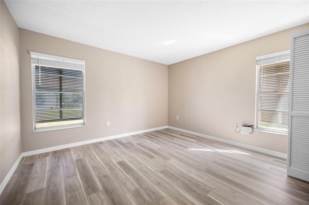 待售: $155,000 (2 贝兹, 1 浴室, 984 平方英尺)