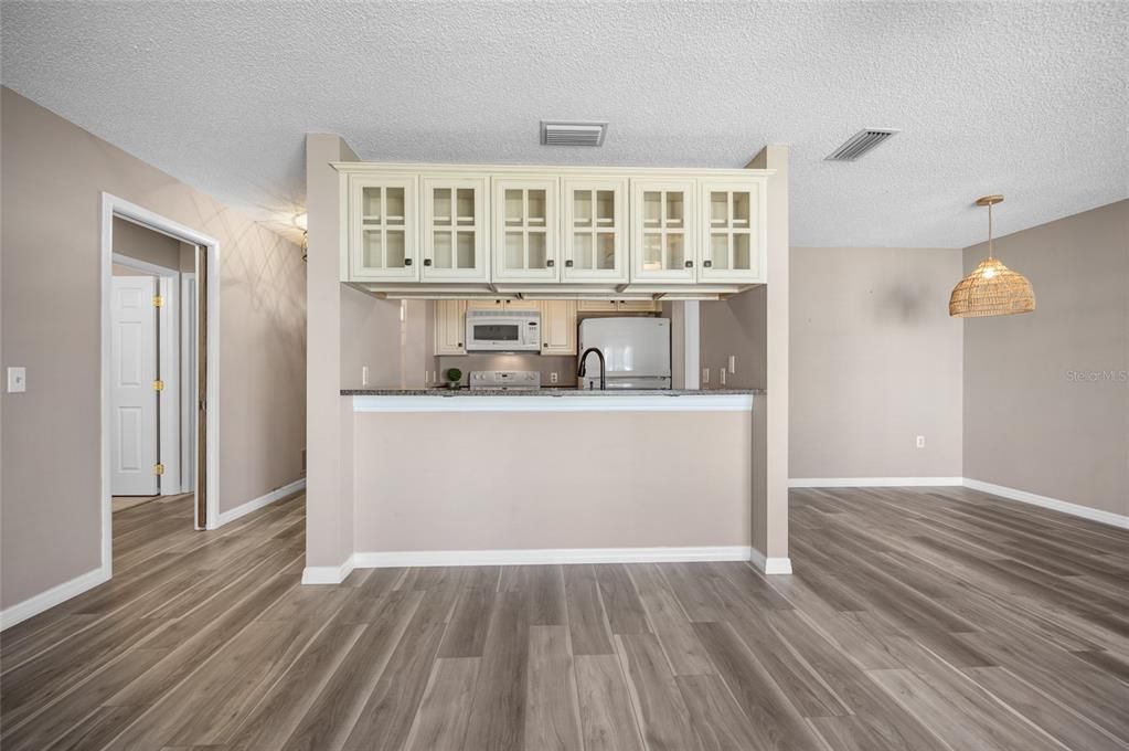 待售: $155,000 (2 贝兹, 1 浴室, 984 平方英尺)