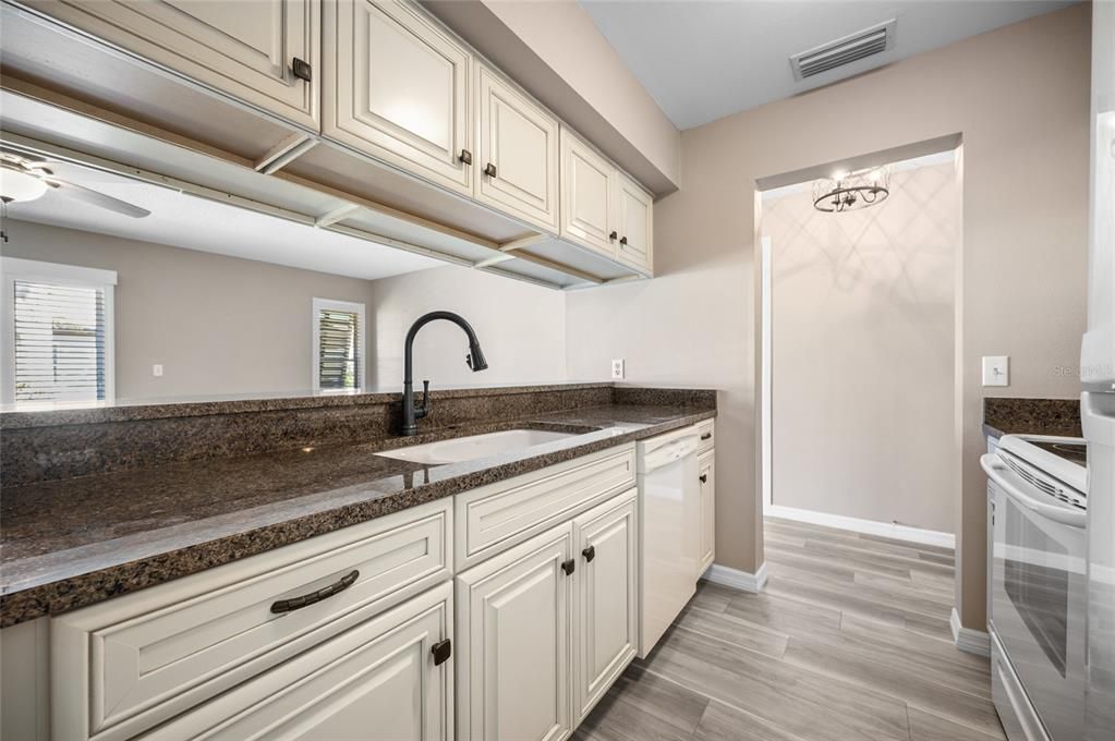 待售: $155,000 (2 贝兹, 1 浴室, 984 平方英尺)