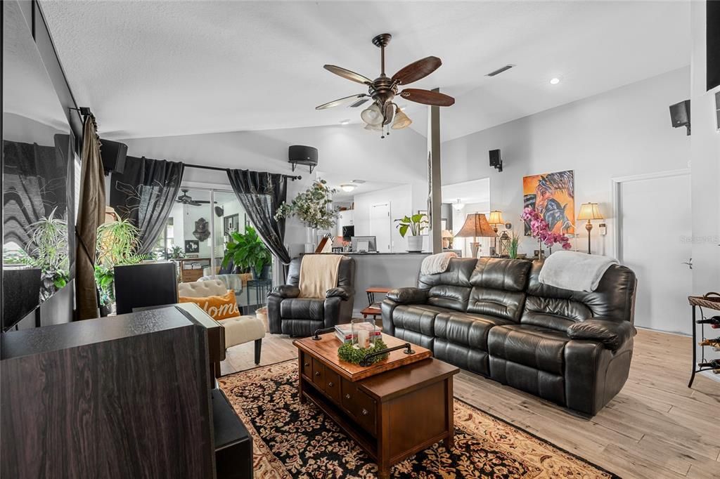 Activo con contrato: $417,500 (3 camas, 2 baños, 1864 Pies cuadrados)