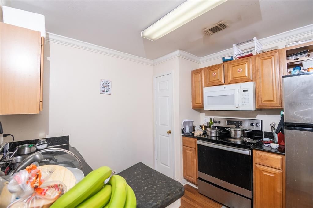 For Sale: $159,900 (1 beds, 1 baths, 788 Square Feet)