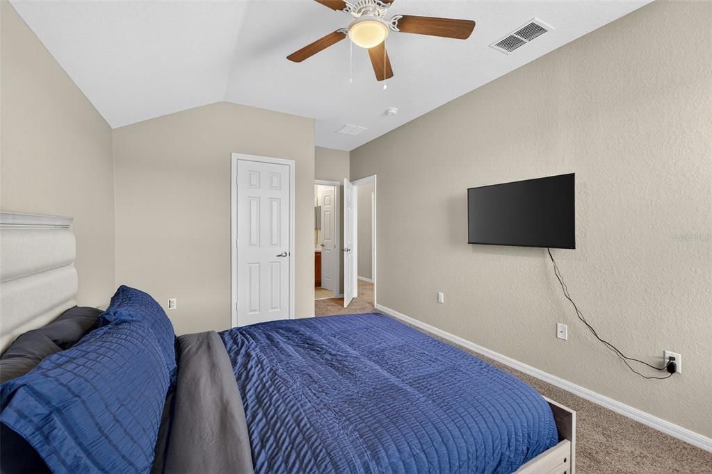 待售: $385,000 (5 贝兹, 3 浴室, 2345 平方英尺)