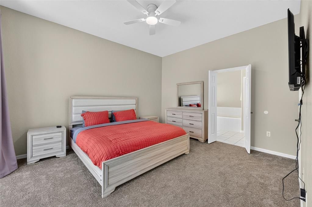 待售: $385,000 (5 贝兹, 3 浴室, 2345 平方英尺)