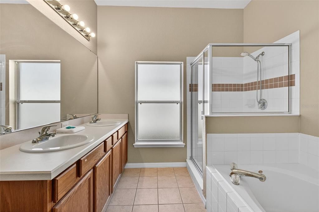 待售: $385,000 (5 贝兹, 3 浴室, 2345 平方英尺)