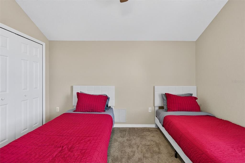 待售: $385,000 (5 贝兹, 3 浴室, 2345 平方英尺)