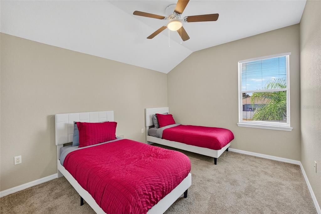 待售: $385,000 (5 贝兹, 3 浴室, 2345 平方英尺)