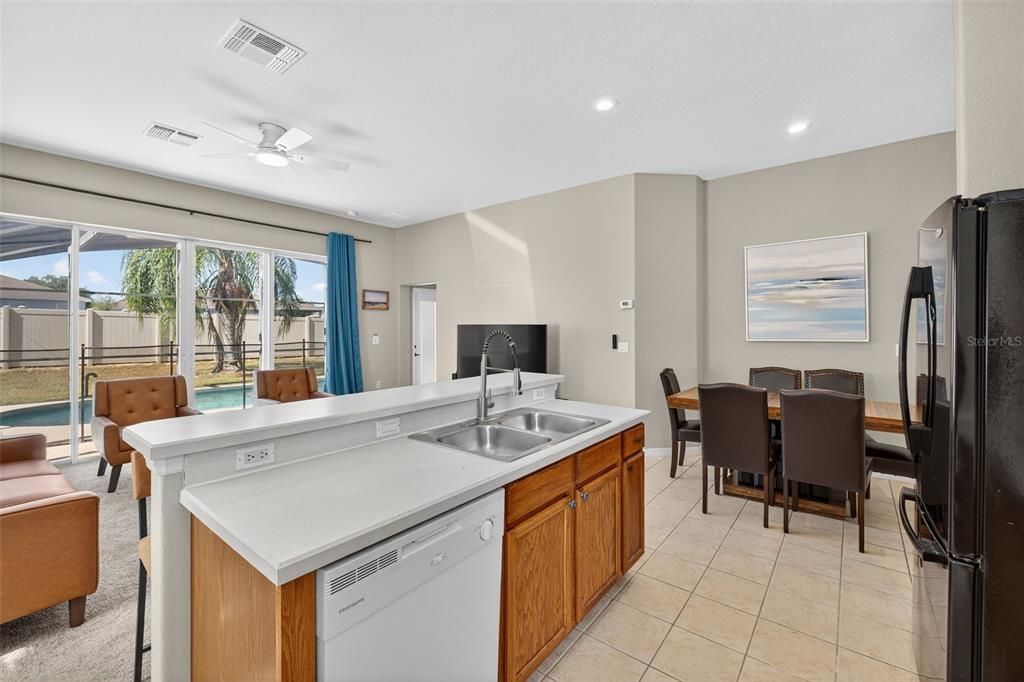 待售: $385,000 (5 贝兹, 3 浴室, 2345 平方英尺)