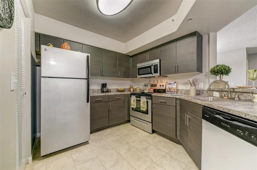 For Rent: $2,579 (2 beds, 2 baths, 1365 Square Feet)