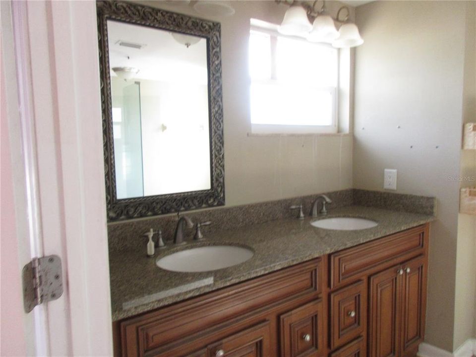 Под контрактом: $514,000 (3 спален, 2 ванн, 2016 Квадратных фут)