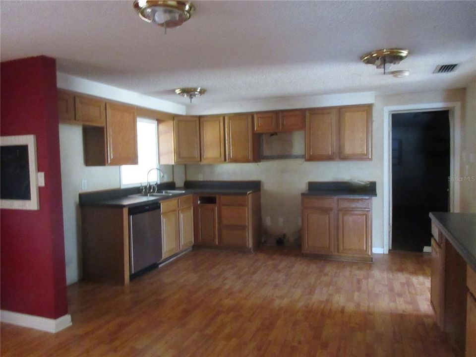 Под контрактом: $514,000 (3 спален, 2 ванн, 2016 Квадратных фут)