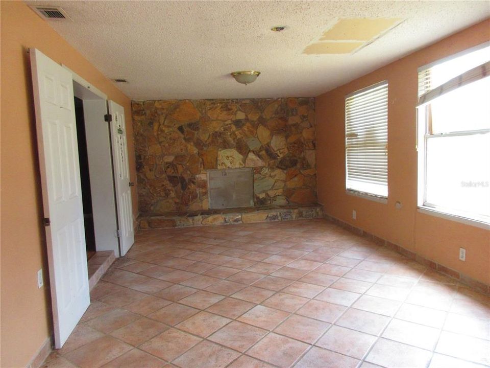 Под контрактом: $514,000 (3 спален, 2 ванн, 2016 Квадратных фут)