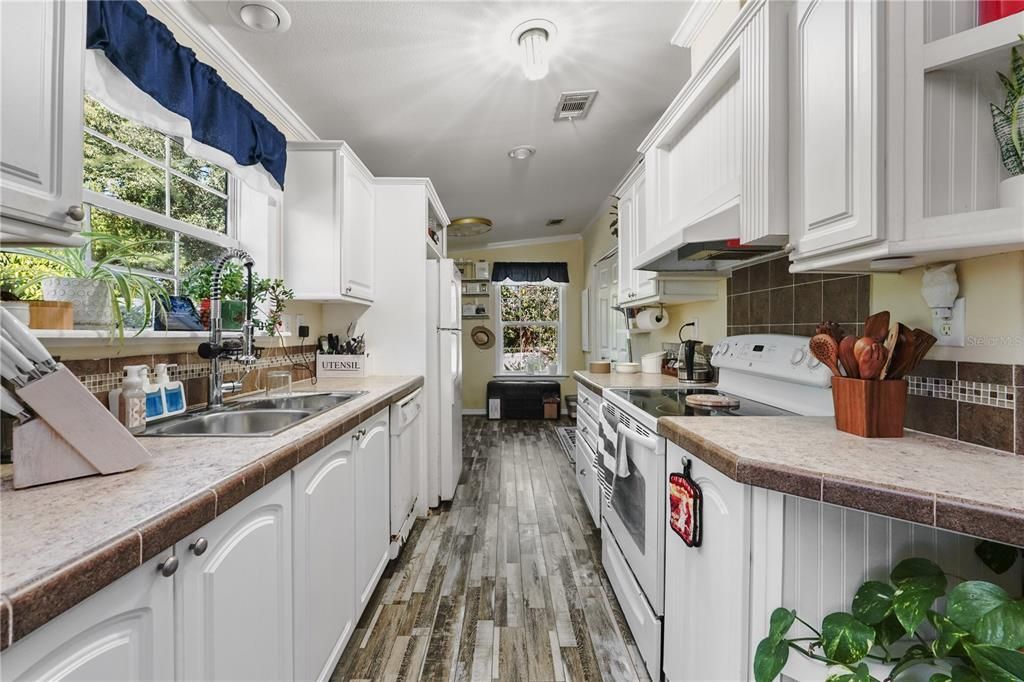 Active With Contract: $295,000 (3 beds, 2 baths, 1128 Square Feet)