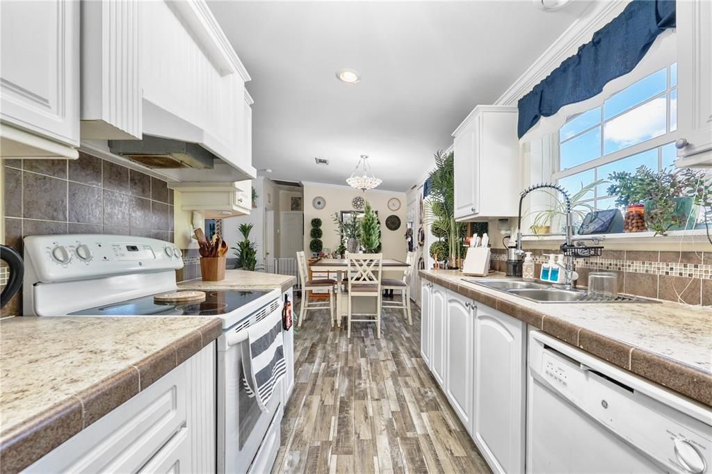 Active With Contract: $295,000 (3 beds, 2 baths, 1128 Square Feet)