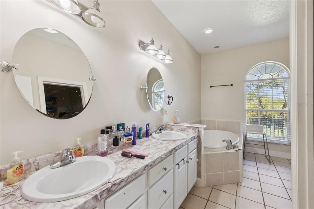 En Venta: $680,000 (4 camas, 2 baños, 2350 Pies cuadrados)