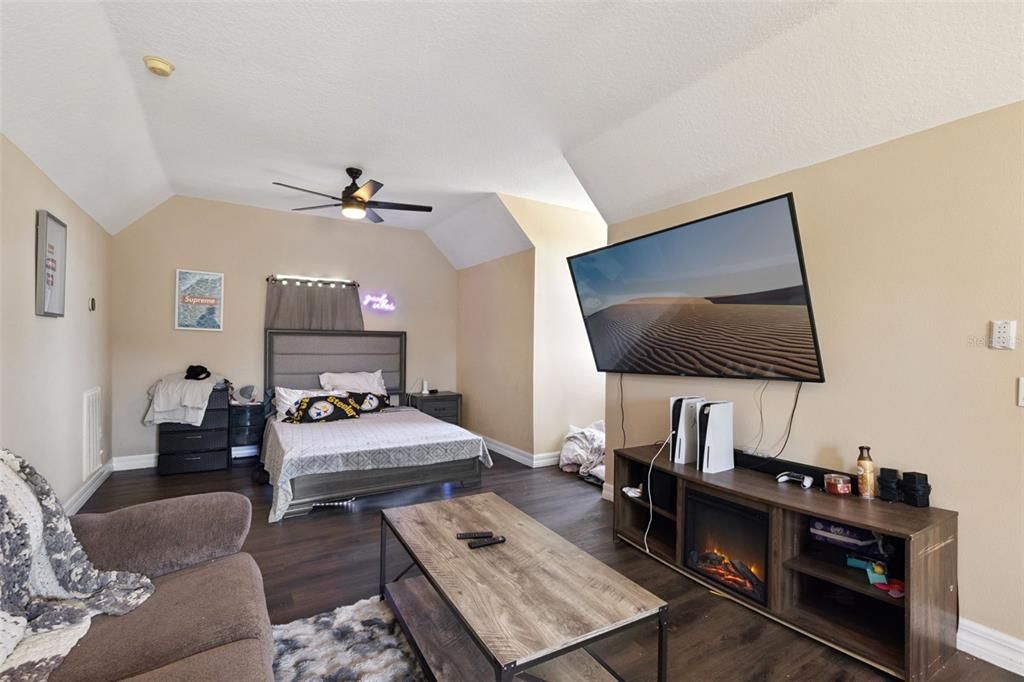 En Venta: $680,000 (4 camas, 2 baños, 2350 Pies cuadrados)