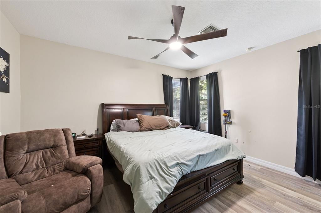 En Venta: $680,000 (4 camas, 2 baños, 2350 Pies cuadrados)