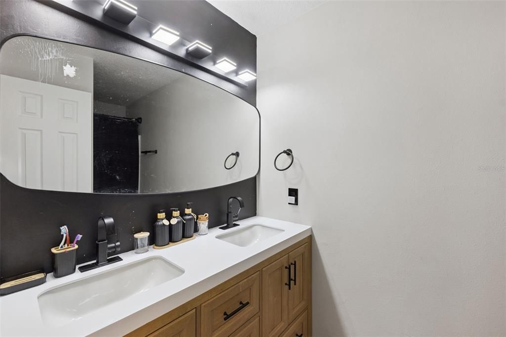 En Venta: $680,000 (4 camas, 2 baños, 2350 Pies cuadrados)