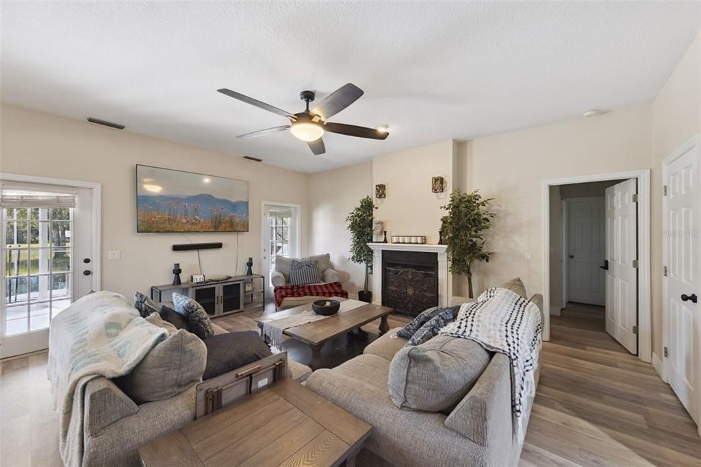 En Venta: $680,000 (4 camas, 2 baños, 2350 Pies cuadrados)