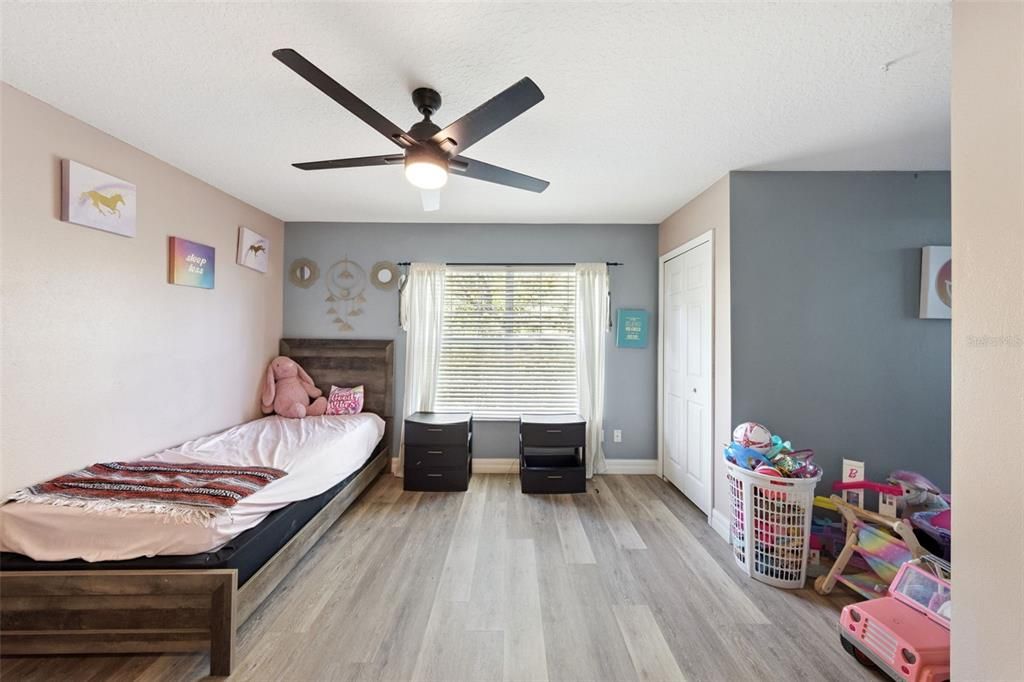 En Venta: $680,000 (4 camas, 2 baños, 2350 Pies cuadrados)