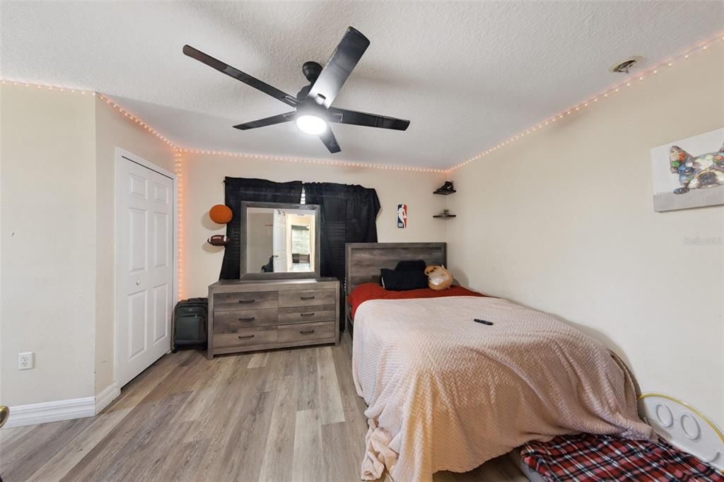 En Venta: $680,000 (4 camas, 2 baños, 2350 Pies cuadrados)