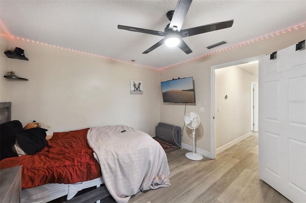 En Venta: $680,000 (4 camas, 2 baños, 2350 Pies cuadrados)