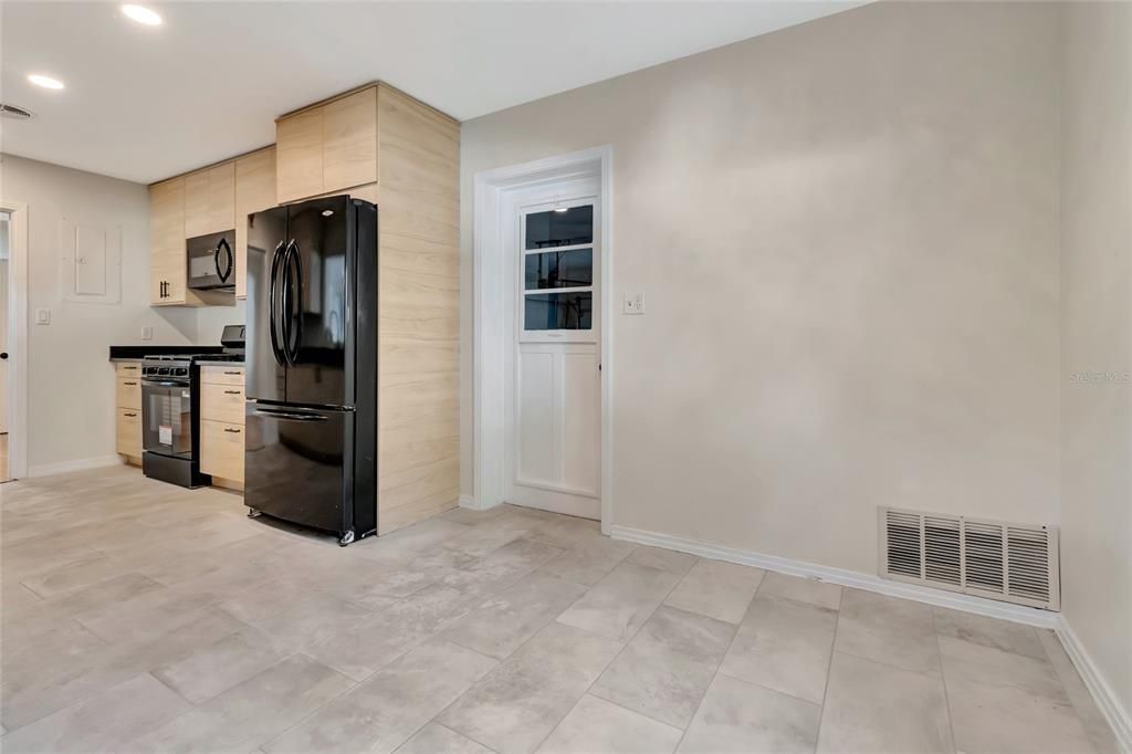 Под контрактом: $675,000 (3 спален, 2 ванн, 1732 Квадратных фут)