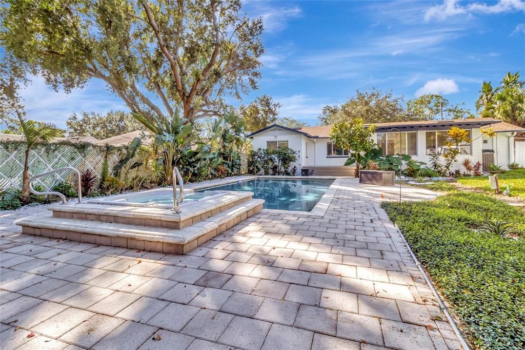 Под контрактом: $675,000 (3 спален, 2 ванн, 1732 Квадратных фут)