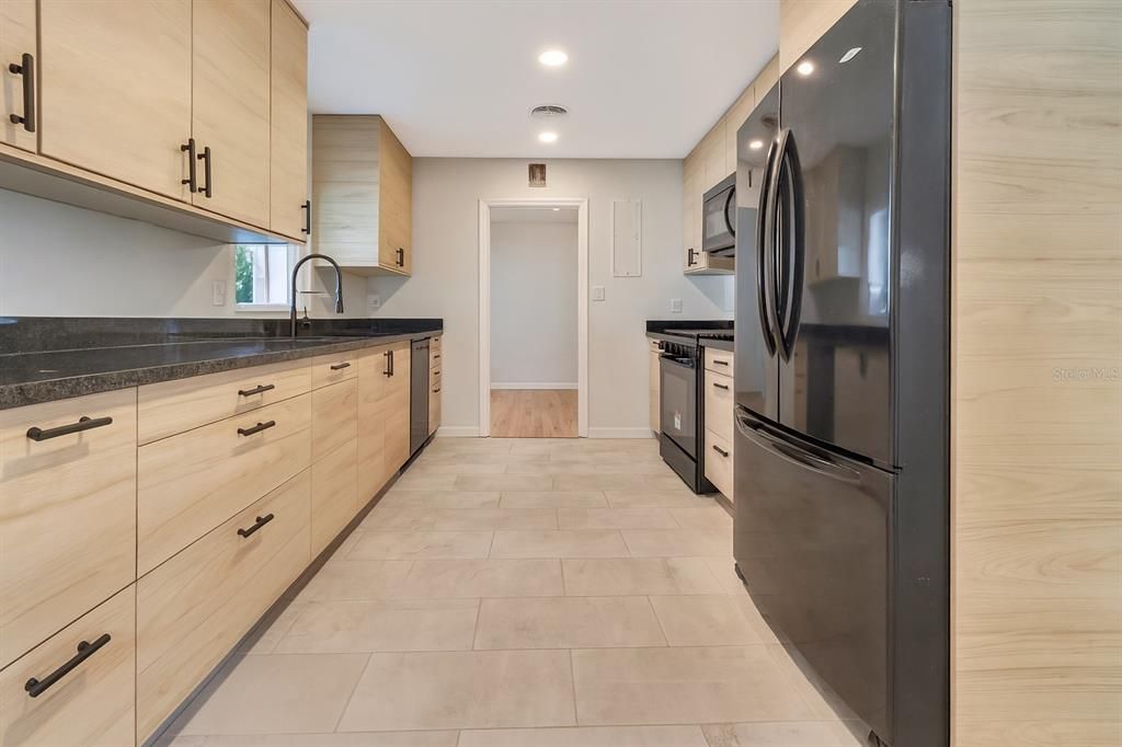 Под контрактом: $675,000 (3 спален, 2 ванн, 1732 Квадратных фут)