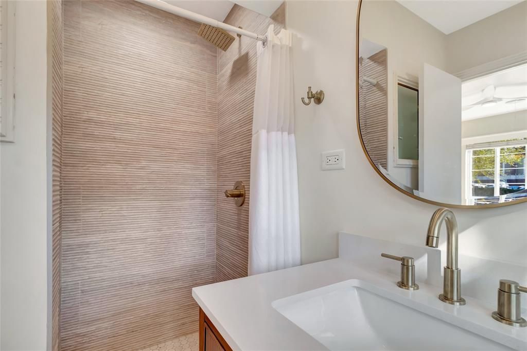 Под контрактом: $675,000 (3 спален, 2 ванн, 1732 Квадратных фут)