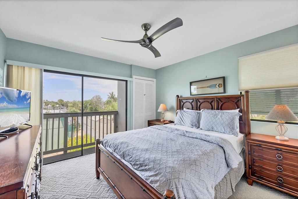 合同活跃: $690,000 (2 贝兹, 2 浴室, 1352 平方英尺)