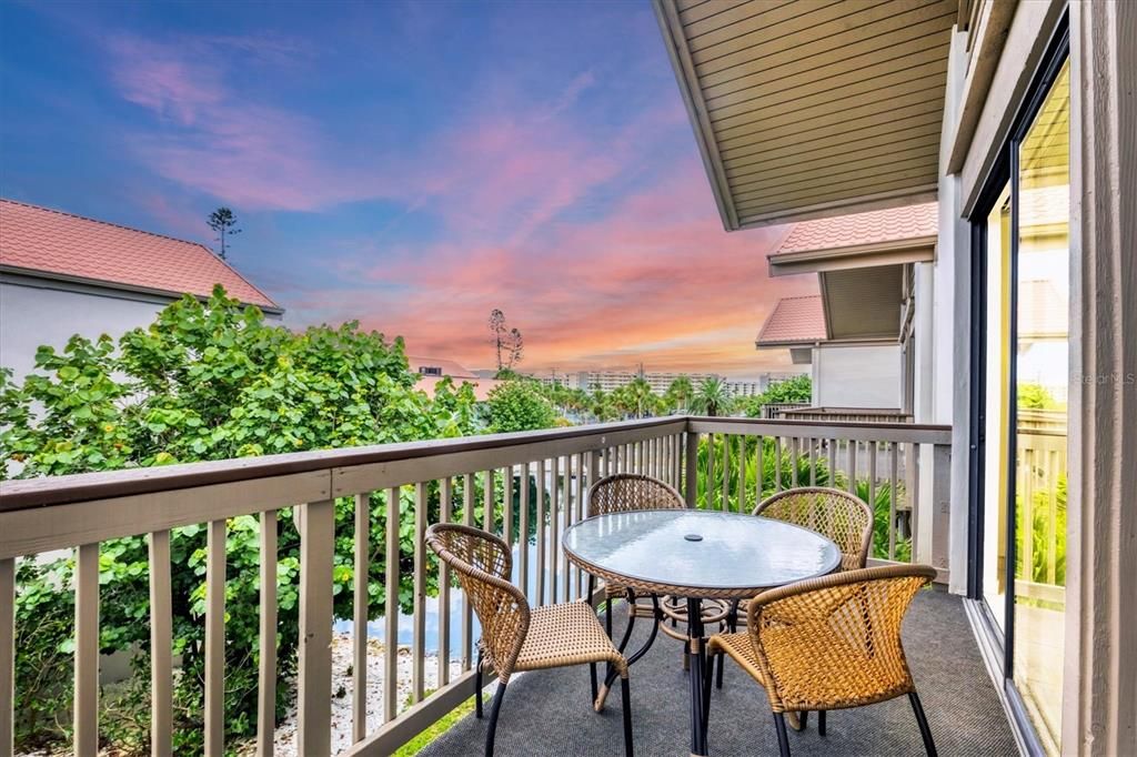 合同活跃: $690,000 (2 贝兹, 2 浴室, 1352 平方英尺)