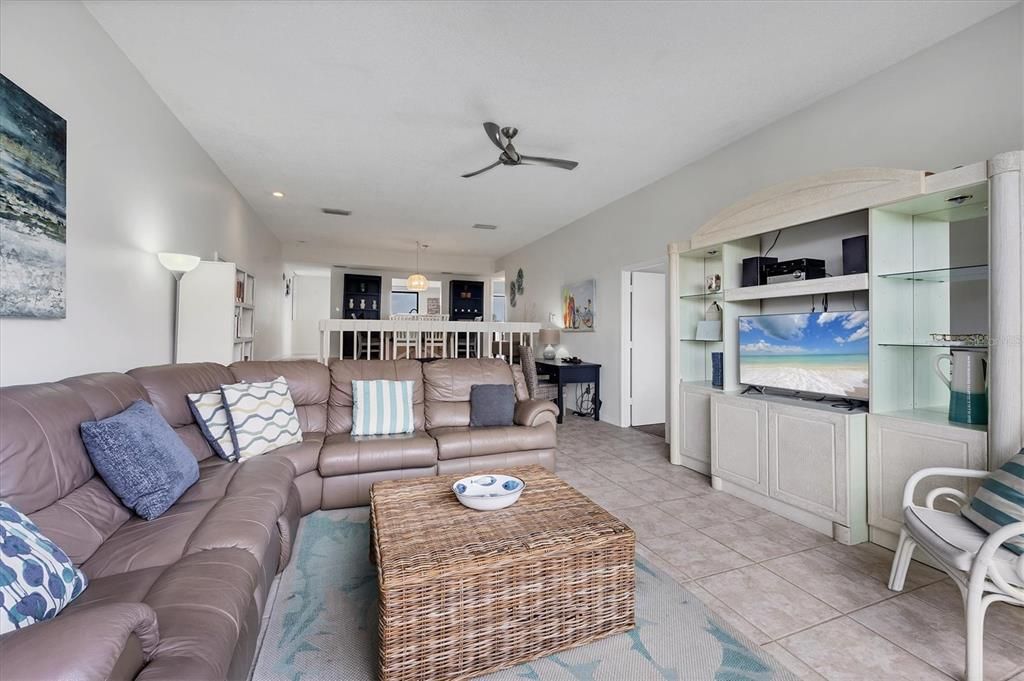 合同活跃: $690,000 (2 贝兹, 2 浴室, 1352 平方英尺)