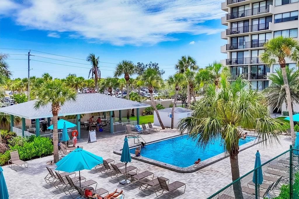 合同活跃: $690,000 (2 贝兹, 2 浴室, 1352 平方英尺)