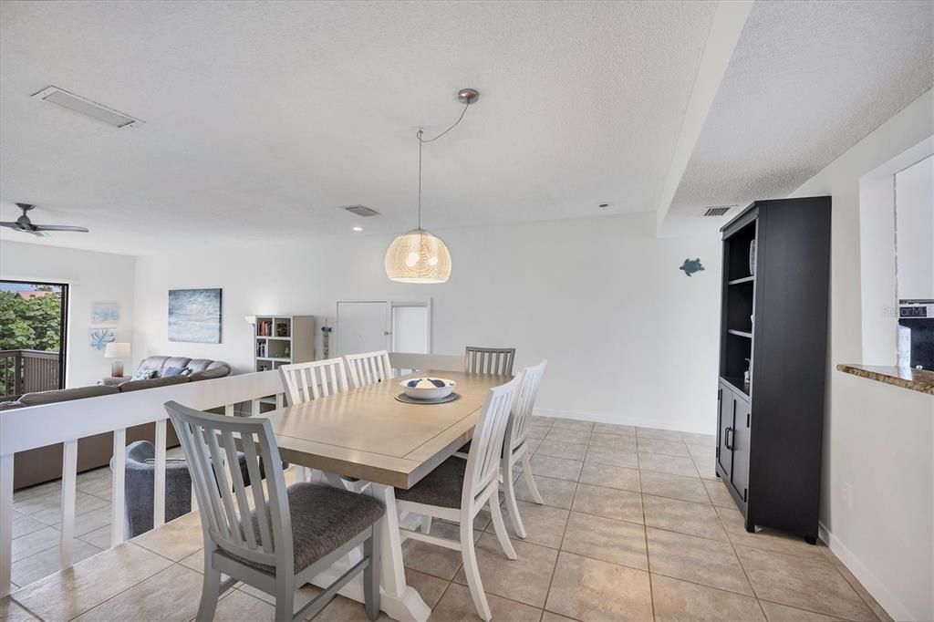 合同活跃: $690,000 (2 贝兹, 2 浴室, 1352 平方英尺)