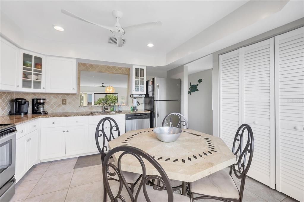 合同活跃: $690,000 (2 贝兹, 2 浴室, 1352 平方英尺)