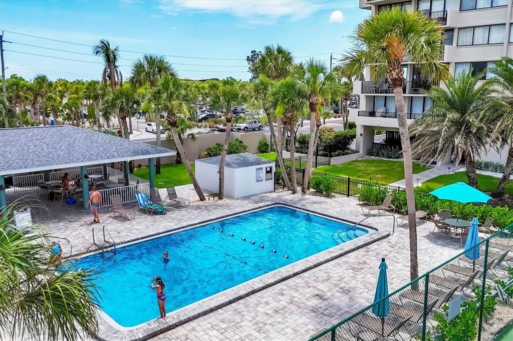 合同活跃: $690,000 (2 贝兹, 2 浴室, 1352 平方英尺)