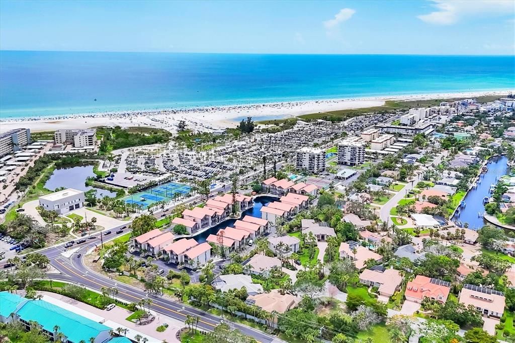 合同活跃: $690,000 (2 贝兹, 2 浴室, 1352 平方英尺)