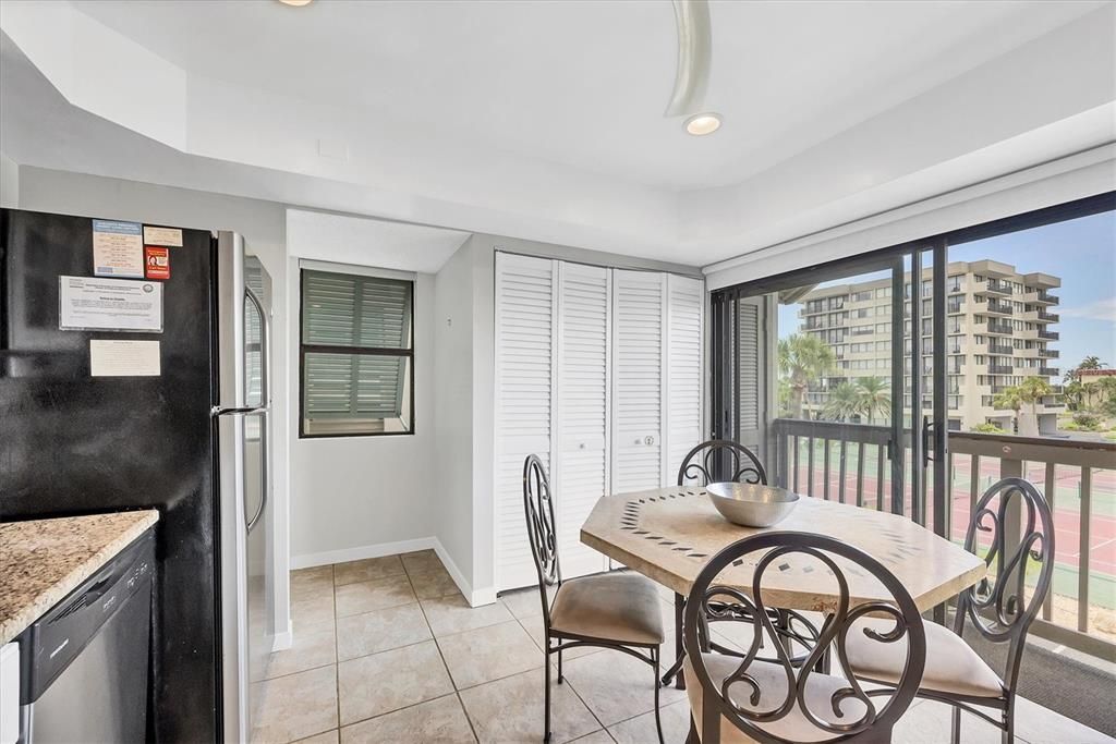 合同活跃: $690,000 (2 贝兹, 2 浴室, 1352 平方英尺)